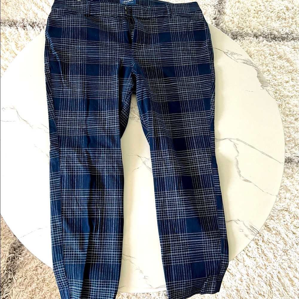 Old Navy pixie pants in excellent condition